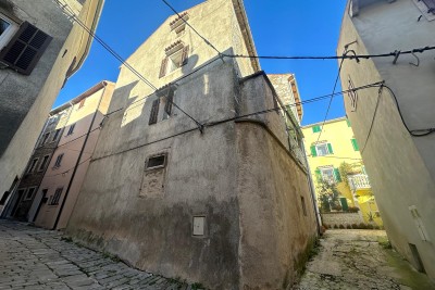 Casa in pietra nel centro di Buie da ristrutturare