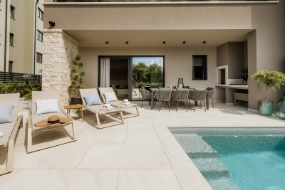 Voll ausgestattetes Doppelhaus mit Swimmingpool, nur 700 Meter vom Meer entfernt in Vabriga