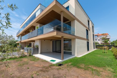 Predivan stan s vrtom i pogledom na more u luksuznoj novogradnji u Novigradu