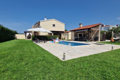 Beautiful house with a swimming pool near Umag