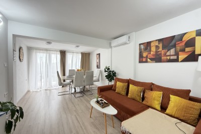 Prenovljeno stanovanje z vrtom blizu morja v Novigradu