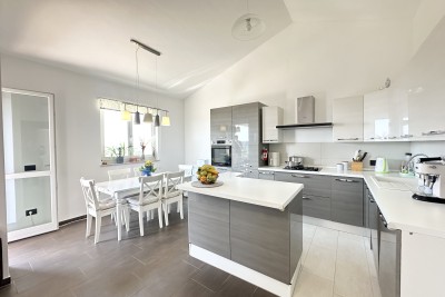 Apartma z odprtim pogledom na morje na fantastični lokaciji v Novigradu