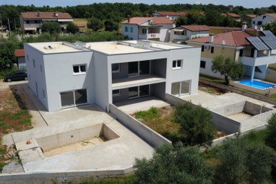 Moderna casa suburbana con piscina e vista mare a Cittanova