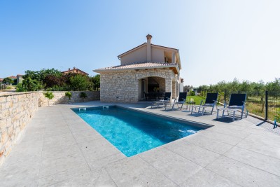 Ein wunderschönes Haus im mediterranen Stil mit Swimmingpool und Meerblick in ruhiger Lage in Novigrad