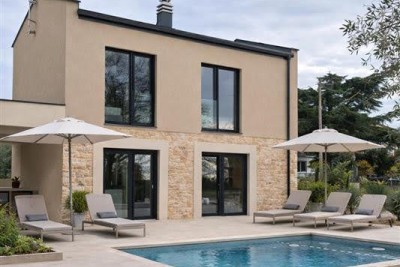 Samostojeća kuća s bazenom u okolici Novigrada