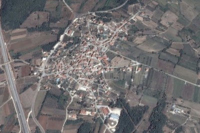 Građevinsko zemljište s projektom na mirnoj lokaciji blizu centra Brtonigle