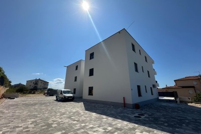 Stanovanje v novi stavbi v Novigradu v prvem nadstropju z dvema terasama s pogledom na morje