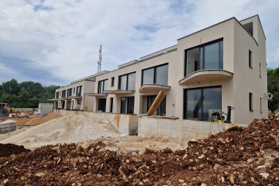 Apartment in a new building with a roof terrace in Tar