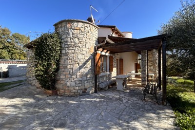 Kamena kuća s prostranom okućnicom u Kaštelom