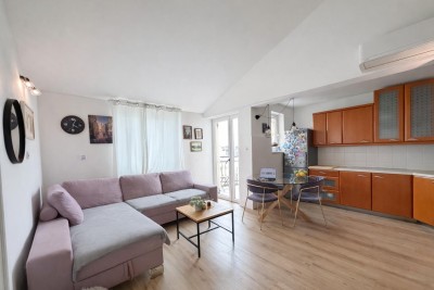 Stan s dvije spavaće sobe i galerijom na mirnoj lokaciji u Novigradu