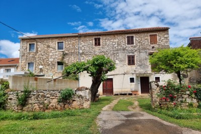 Kamena kuća za renovaciju u okolici Novigrada s građevinskim zemljištem