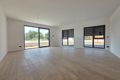 Dvosoban stan s vrtom u modernoj novogradnji u Umagu