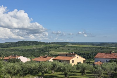 Građevinsko zemljište s građevinskom dozvolom s predivnim pogledom u Bujama
