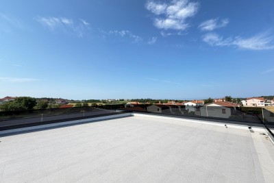 Appartamento al primo piano con terrazza sul tetto e splendida vista mare a Novigrad