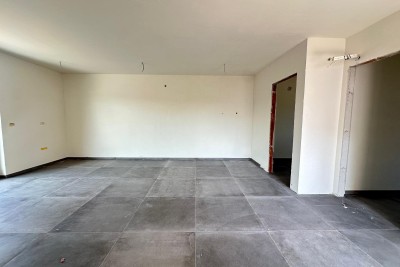 Stan u novogradnji s dvije spavaće sobe i krovnom terasom s pogledom na more u Zambratiji