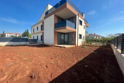 Erdgeschosswohnung mit Garten und Meerblick in Poreč