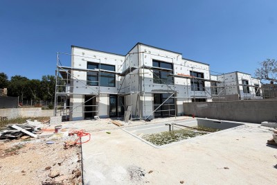 Kvalitetna krajnja kuća s bazenom na mirnoj lokaciji u Novigradu