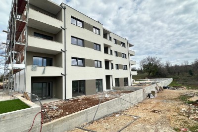 Udobno pritlično stanovanje s prostornim dvoriščem in tremi spalnicami na dobri lokaciji v Taru