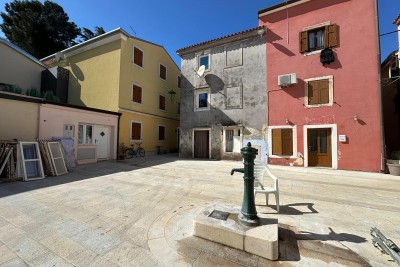 Dva apartmaja z ločenim vhodom v centru Novigrada, le 100 metrov od morja v Novigradu