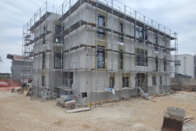 Kvalitetan stan s vrtom 600 m od mora u okolici Umaga