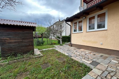 Stan u prizemlju s vrtom na samo 600 metara od mora u Novigradu