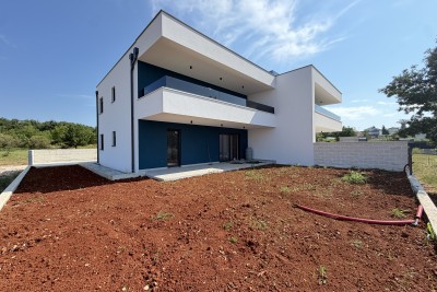 Appartamento di nuova costruzione con cortile e ampia terrazza coperta a Cittanova
