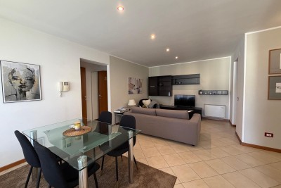 Renovirani stan s dizalom u centru grada Novigrada