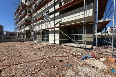 Udobno stanovanje z vrtom in ločenim vhodom v kvalitetni novogradnji v Taru