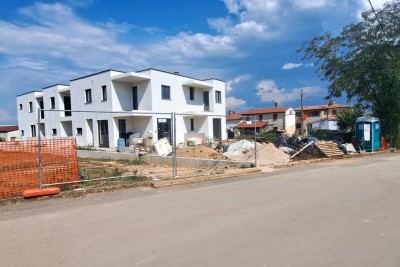 Modern terraced house with swimming pool in Tar, near Poreč