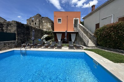 A unique stone house with a swimming pool in charming Oprtlje