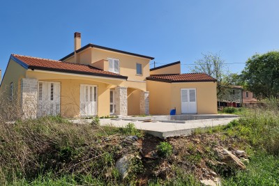 Detached house with swimming pool near Buje