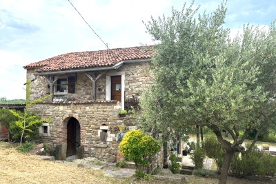 Predivna kamena samostojeća kuća u okolici Buja s pogledom na more