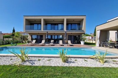 Beautiful modern house with a large swimming pool near Poreč