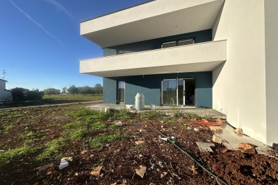 Neu gebaute Wohnung mit Garten und großer überdachter Terrasse in Novigrad