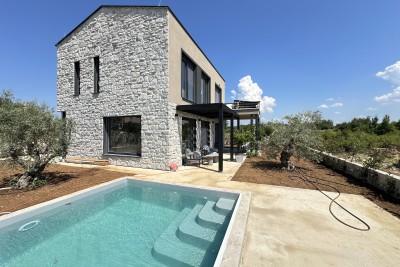 Una bellissima villa in una combinazione di tradizionale e moderno con piscina e vista sul mare a Tar