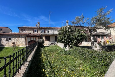 A house with a garden in the center of Novigrad, only 100m from the sea