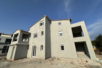 Hochwertige Wohnung im Erdgeschoss mit Garten und Abstellraum in der Nähe von Poreč