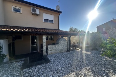 Simpatična kuća s predivnim dvorištem u okolici Kaštela