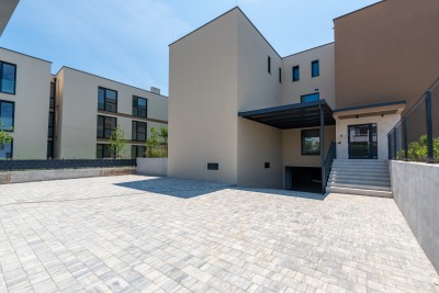 Stan na prvom katu u luksuznoj novogradnji s dizalom i pogledom na more