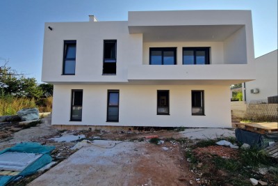 Hochwertige zweistöckige Wohnung mit Meerblick in der Nähe von Umag